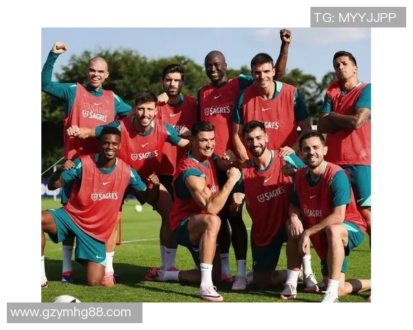 精美足球球星摆件收藏展示为热爱绿茵运动的你增添精彩魅力