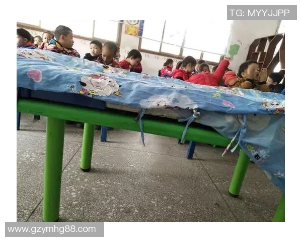 足球明星亲手整理床铺挑战收被子 技能究竟如何能否轻松应对